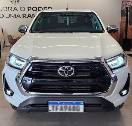 TOYOTA HILUX 2.8 D-4D TURBO DIESEL CD SRX 4X4 AUTOMÁTICO